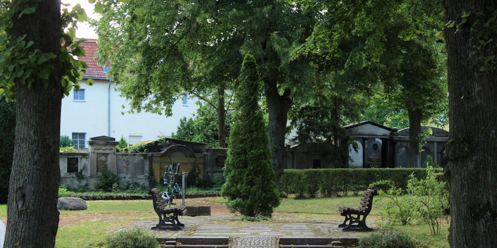 Bänke auf dem Friedhof Bohnsdorf