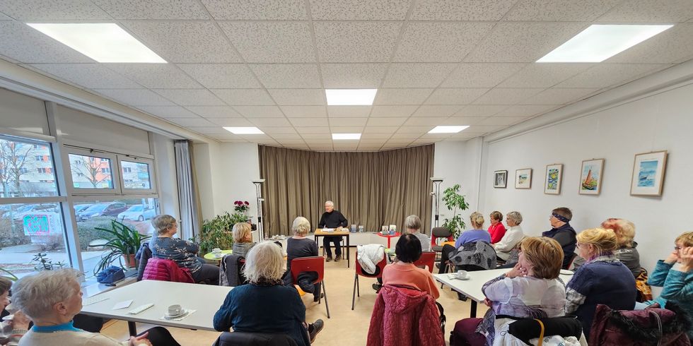 Das Publikum lauscht der Lesung mit Roland Lampe