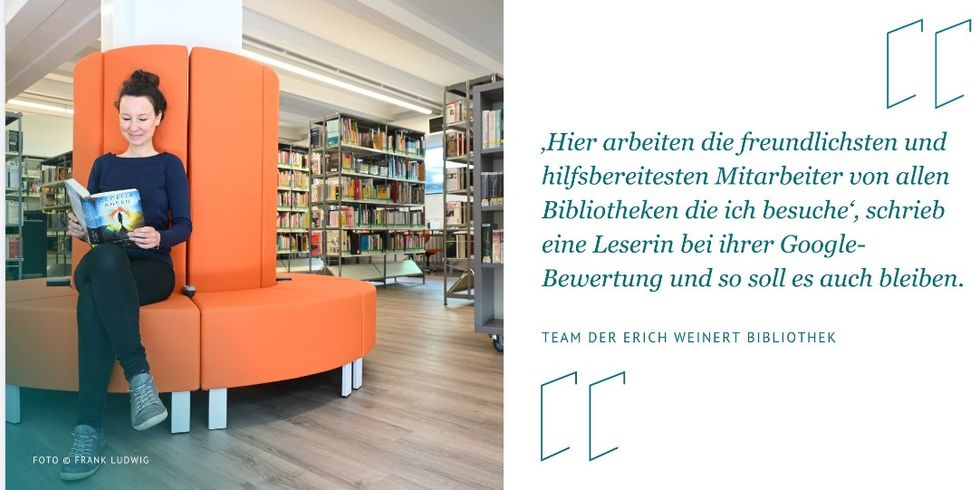 Frau Galey sitzt auf dem Lesesofa. Daneben eine Google-Bewertung.