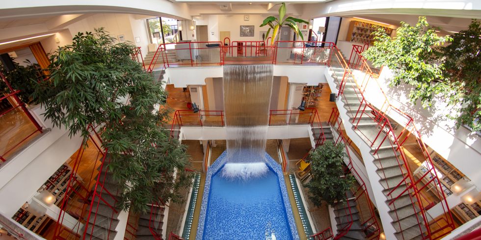 Wasserfall in der Bibliothek