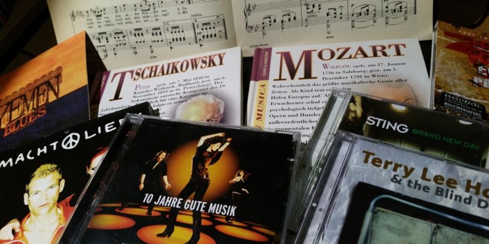 CD´s verschiedener Musikstile und Noten