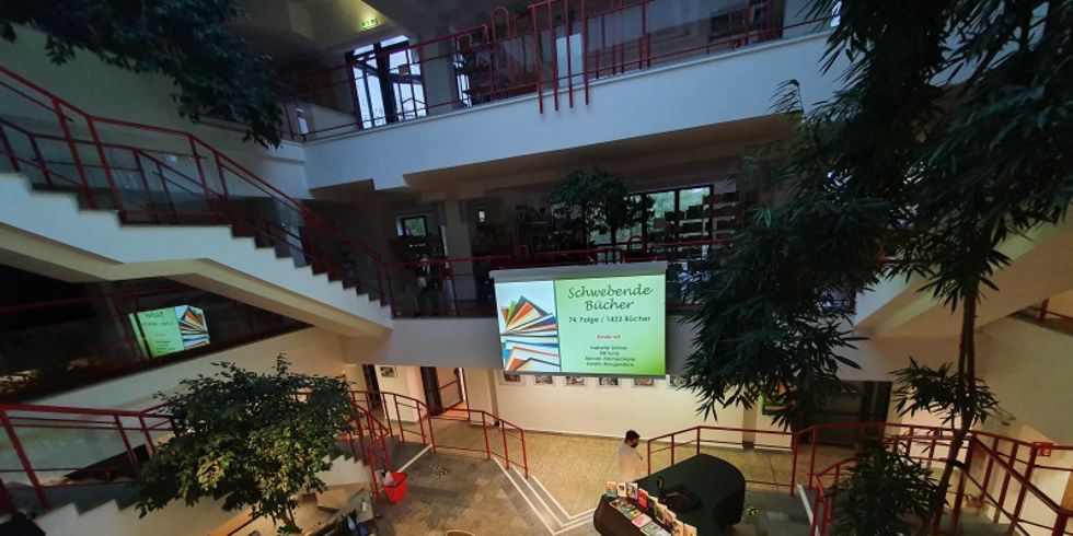 Veranstaltung Schwebende Bücher im Foyer