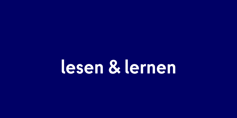 dunkelblauer Hintergrund mit weißer Schrift "lesen & lernen"