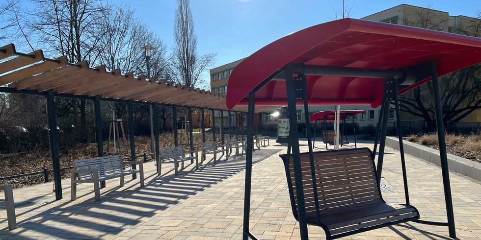 Sieben Bänke mit Pergola in der Martha-Arendsee-Straße