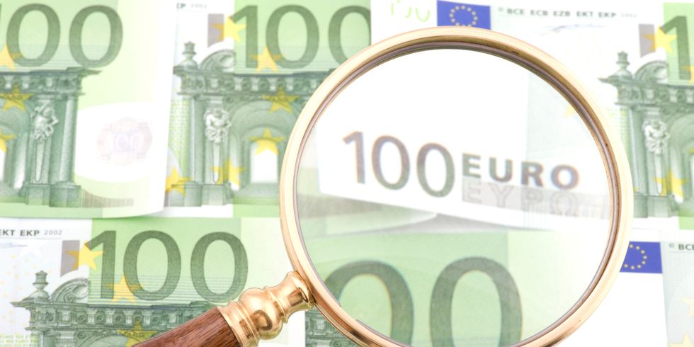 Lupe über 100 Euroscheinen