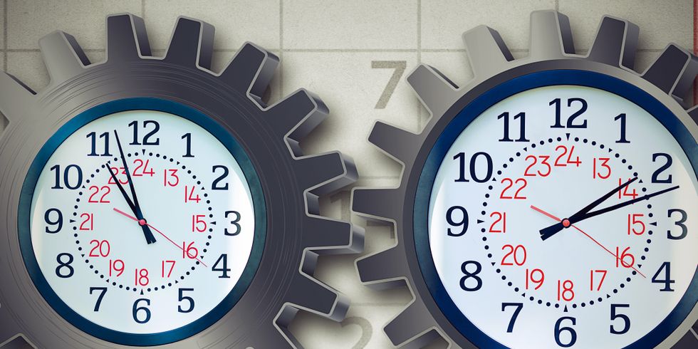 Arbeit Zeitplan Unternehmensorganisation Planungskonzept mit einer Uhr als ein Zahnrad oder Cog Wheel und Kalender Symbole als Stress Metapher für Zeit-Management für einen anstrengenden Beruf und Familie geprägt