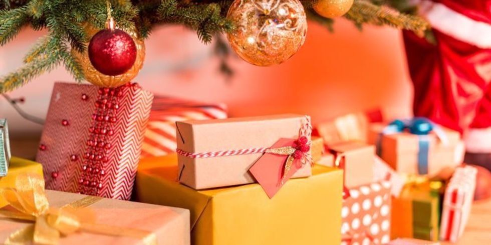 Weihnachtsgeschenke unter einem Weihnachtsbaum