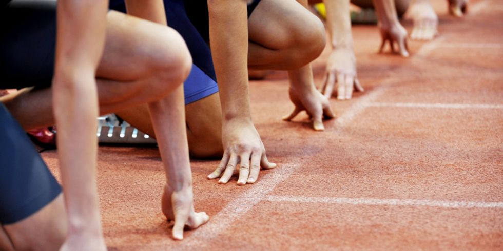 Sportler bei der Sprint start Linie in Leichtathletik