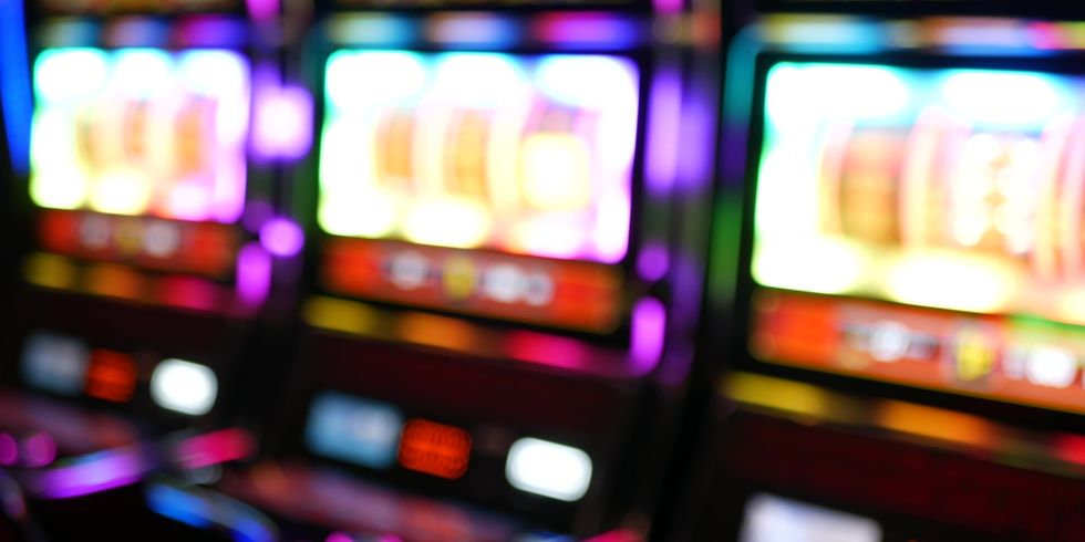 Defokussierte Spielautomaten glühen im Casino