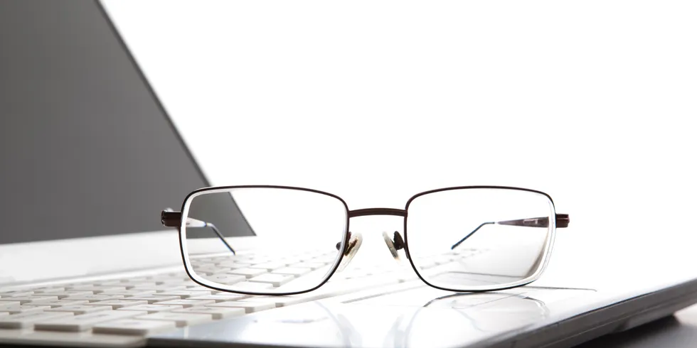 Brille liegt auf einer Laptop-Tastatur