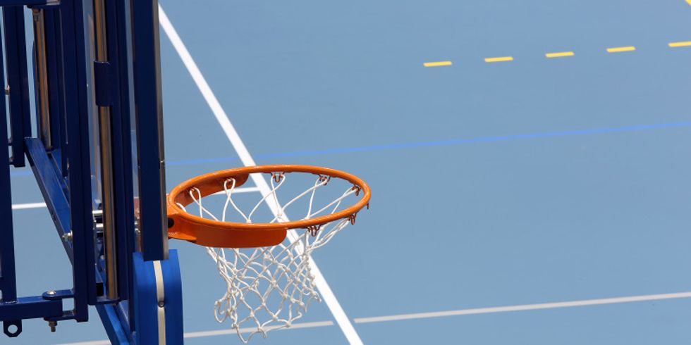 Basketballkorb in Sporthalle