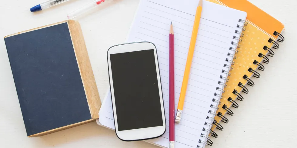 Notizbücher, Stifte, Smartphone