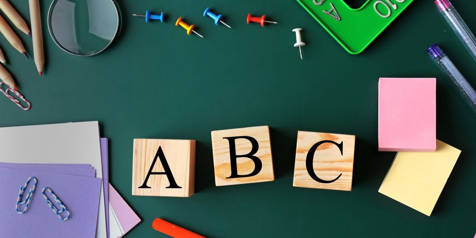 Zusammensetzung der bunte Briefpapier und Wort Abc an Tafel