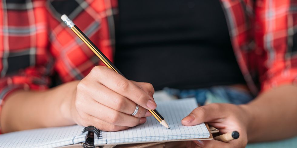 Student schreibt in ein Notizbuch