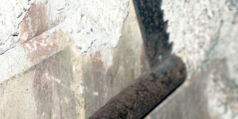 Ratte auf Kochtöpfe