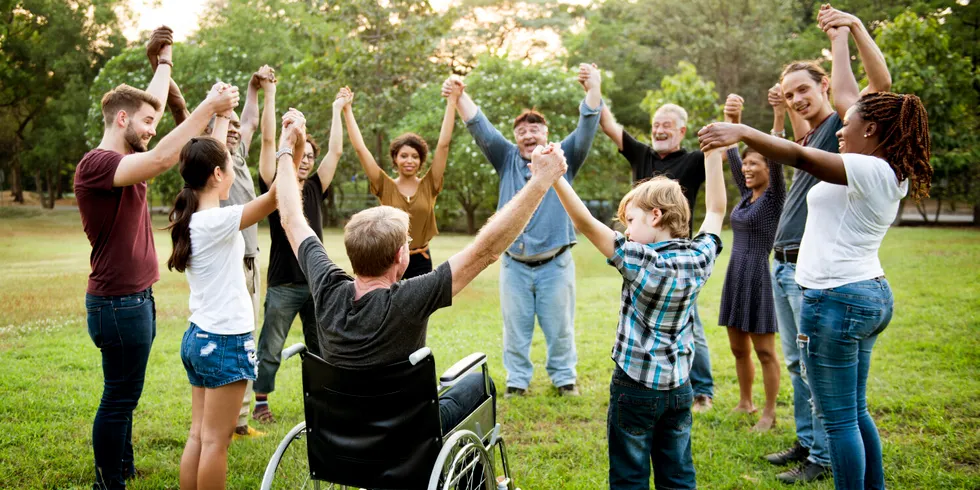 Gruppe von Menschen Hand in Hand zusammen im Park