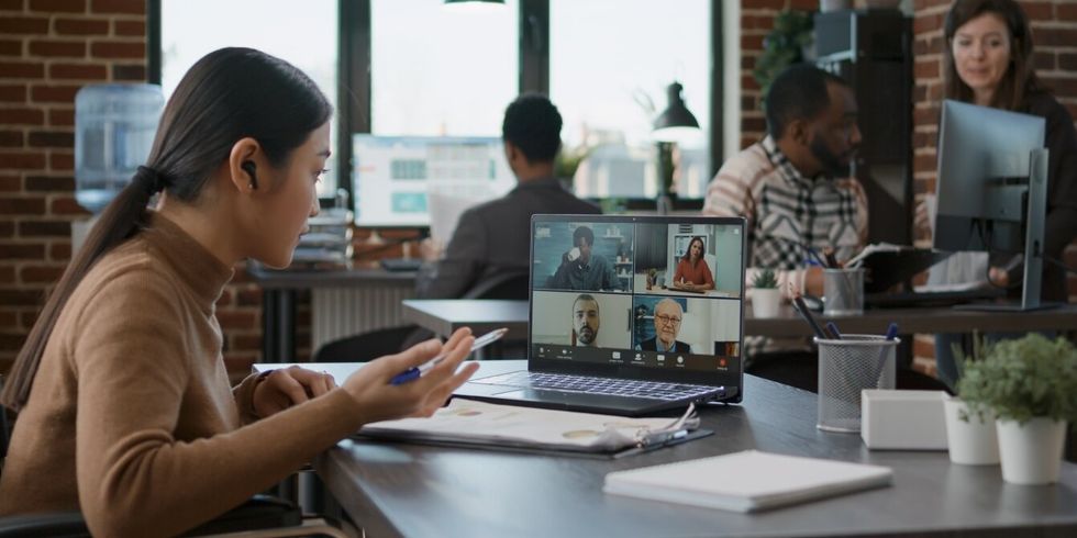Verschiedneen Menschen ine einem modern eingerichteten Büro