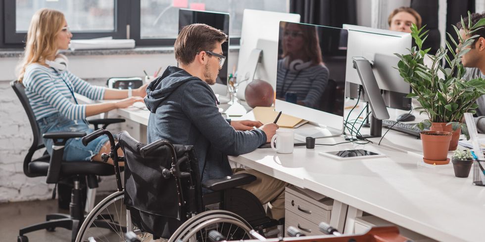 Verschiedene Menschen bei der Arbeit im modernen Büro