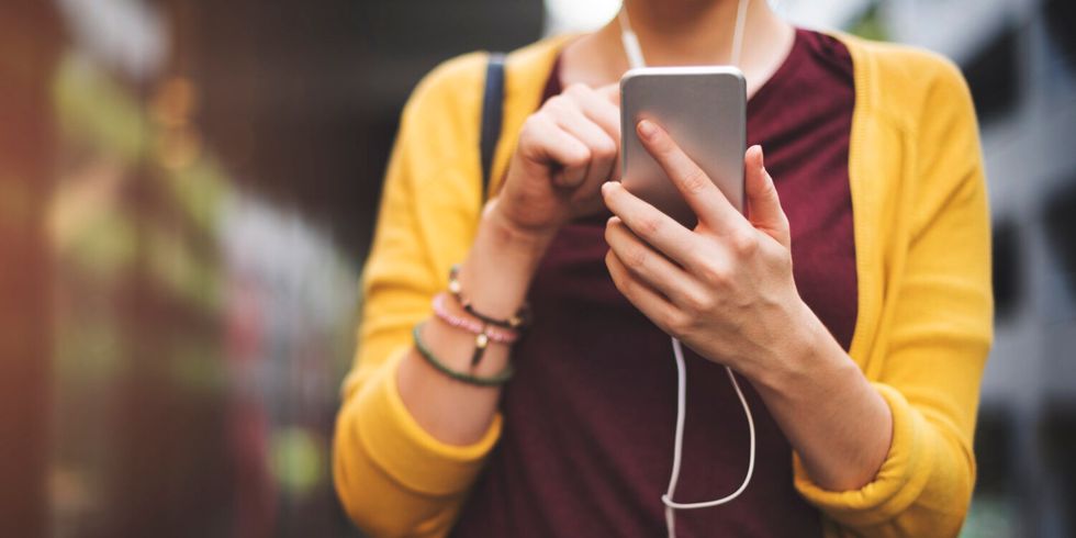 junge Frau mit Handy