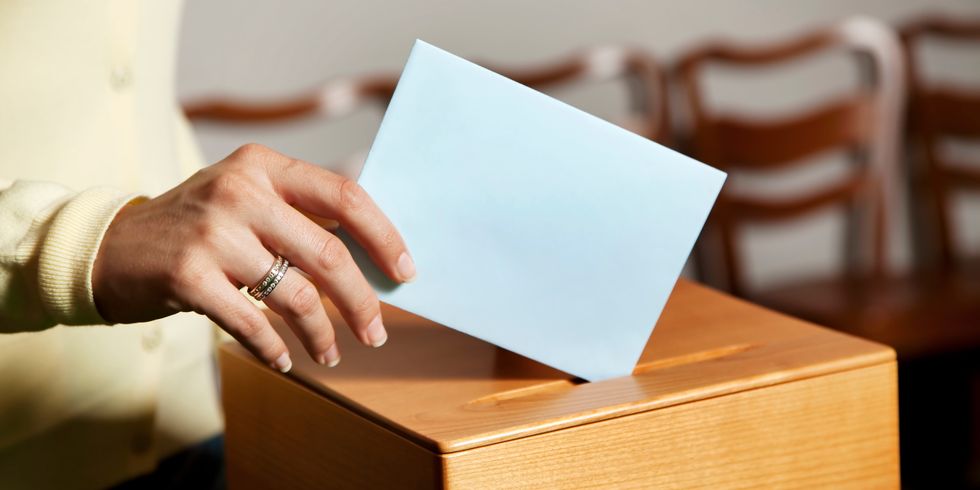 Frau in der Wahlkabine