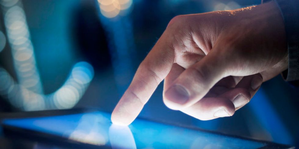 Finger wischt über Tablet