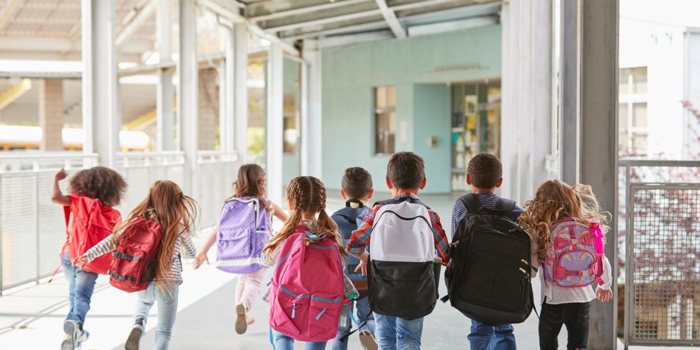 Kinder rennen zum Eingang