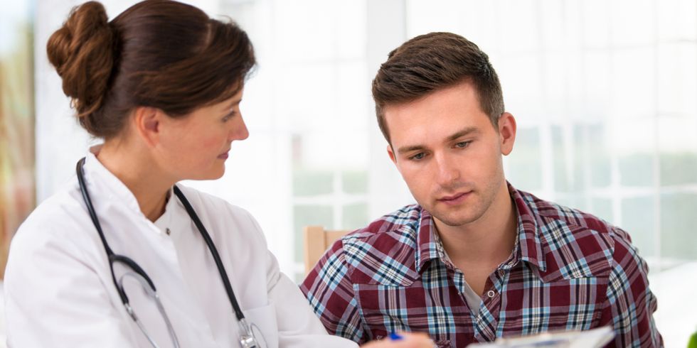 Ärztin mit Unterlagen erklärt einem Patienten die Ergebnisse