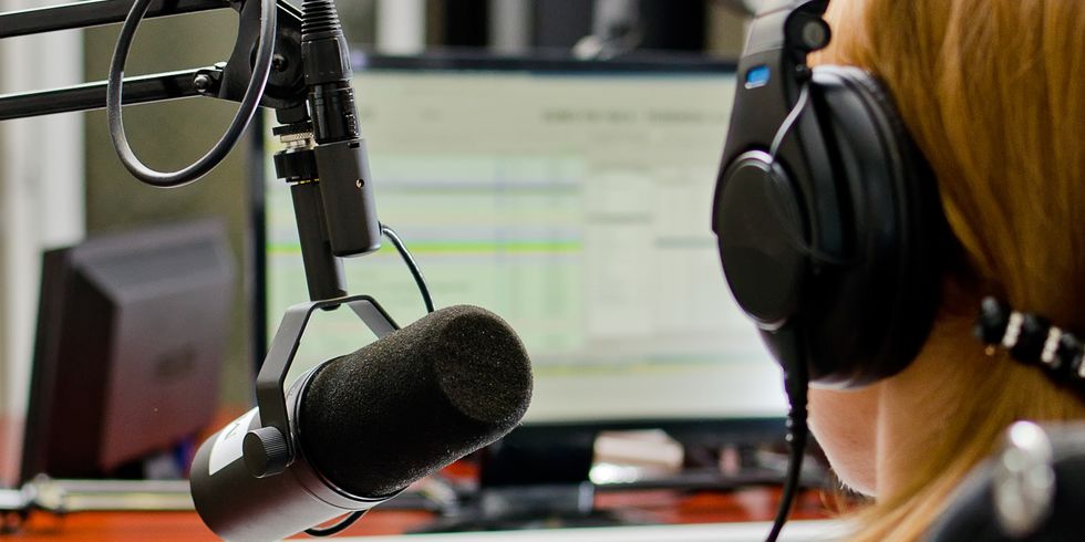 Radiomoderatorin im Aufnahmestudio