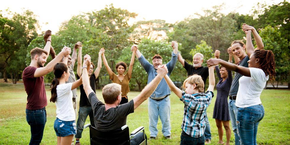 Gruppe von Menschen Hand in Hand zusammen im Park