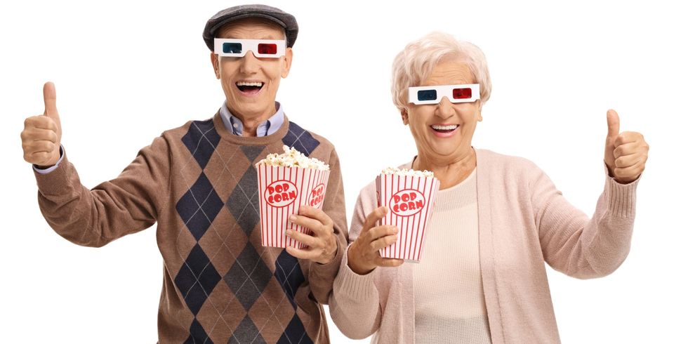 Senioren mit 3d Brille und Popcorn machen Daumen