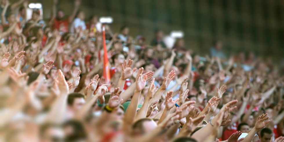 Fußballfans jubeln im Stadion