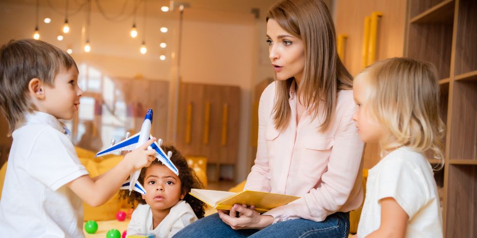 Erzieherin spielt mit Kita-Kindern