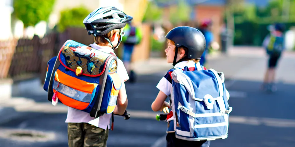 Kinder auf dem Schulweg
