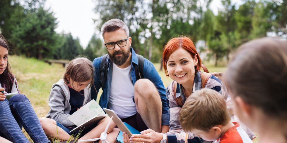 Lehrer und Schüler beim Unterricht in den freien Natur