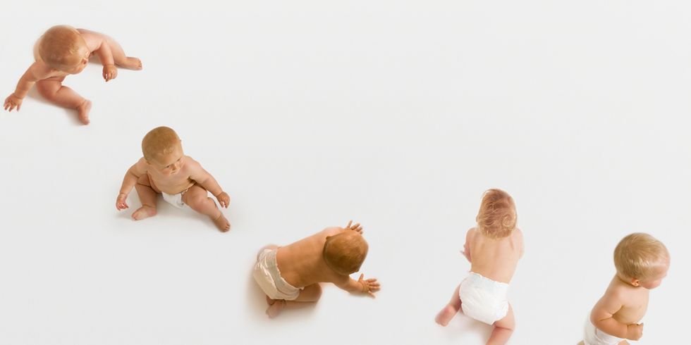 Babys krabbeln und gehen