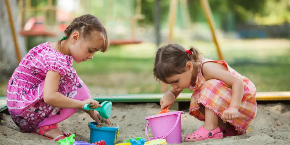 Zwei Mädchen spielen in der Sandkiste