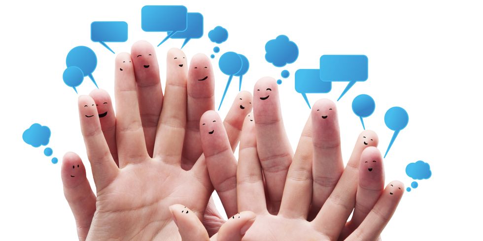 Finger mit aufgemalten Smileys und Sprechblasen