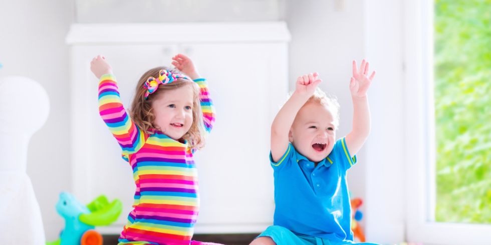 Kinder spielen mit Holzblöcken