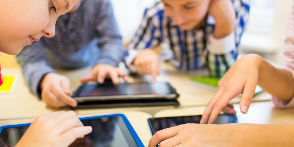 Kinder spielen mit Tablet-PC