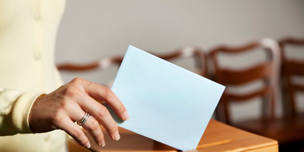 Frau in der Wahlkabine