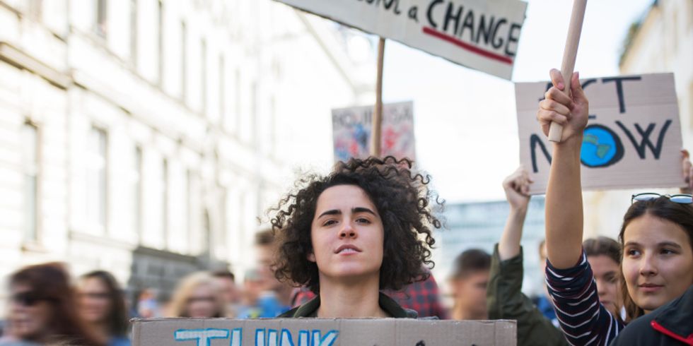 Menschen mit Plakaten auf der Demonstration zum Klimastreik