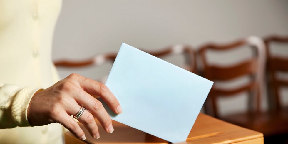 Frau in der Wahlkabine