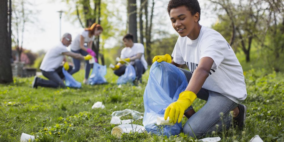 Jugendliche sammeln Müll im Park