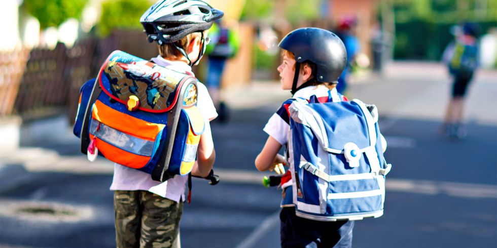 Kinder auf dem Schulweg