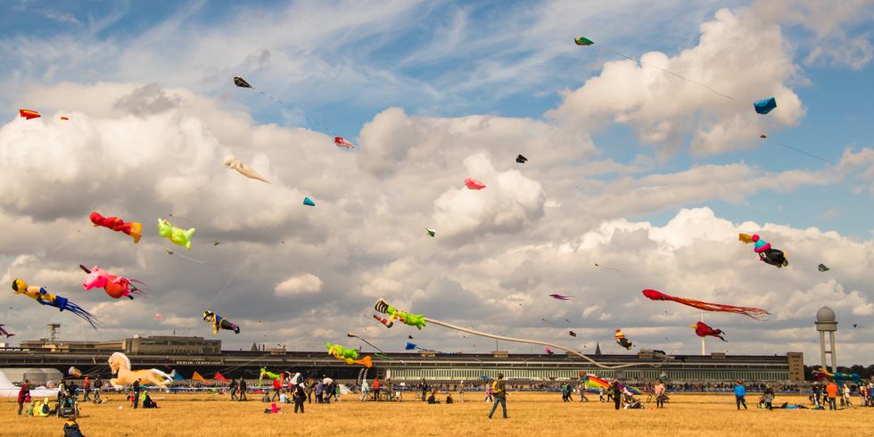 Drachen steigen über dem Tempelhofer Feld auf