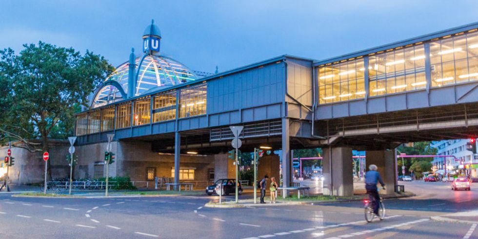 U-Bahnhof Nollendorfplatz in der Dämmerung beleuchtet in Regenbogenfarben
