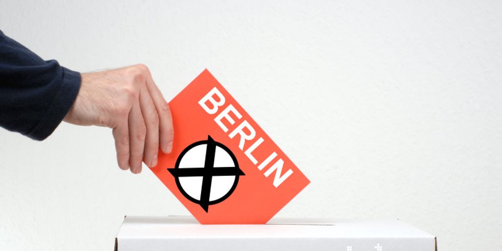 Wahlurne und roten Umschlag