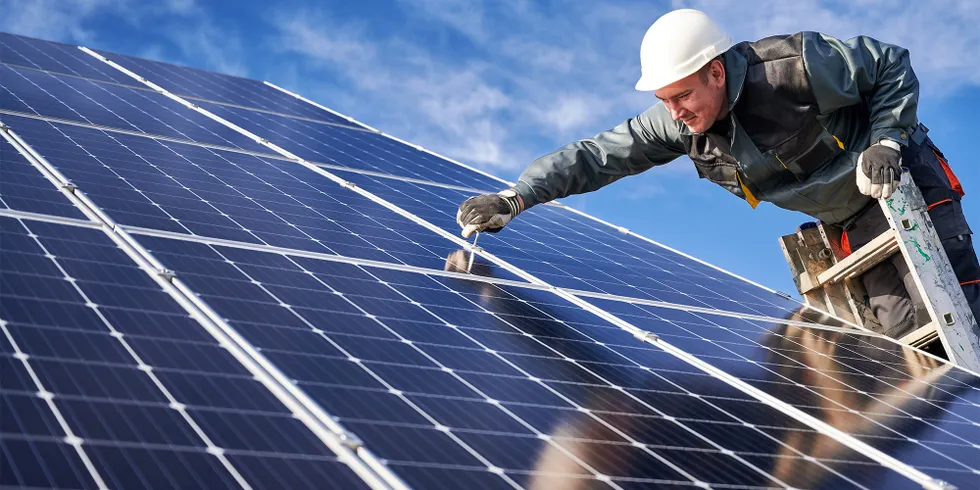 Photovoltaik-Anlage wird aufgebaut.