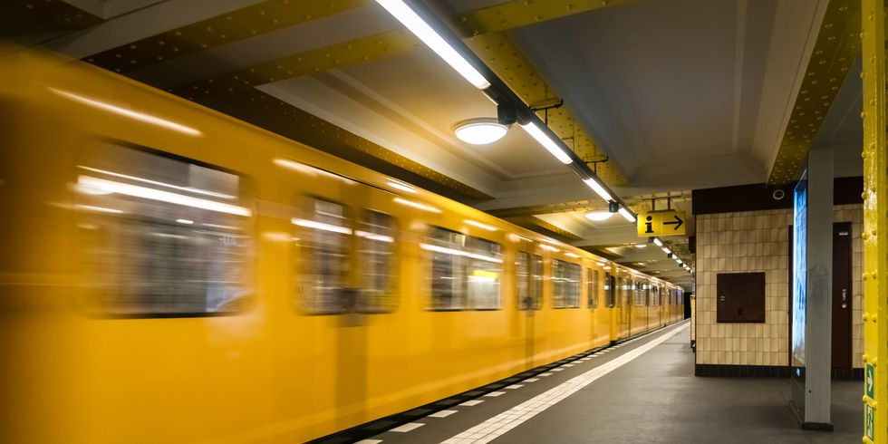 Berliner U-Bahn fährt aus Bahnhof heraus