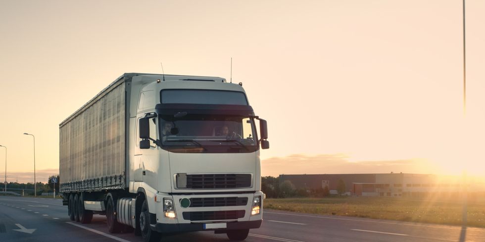 Frontansicht eines Sattelzugs mit Ladeanhänger auf einer Autobahn
